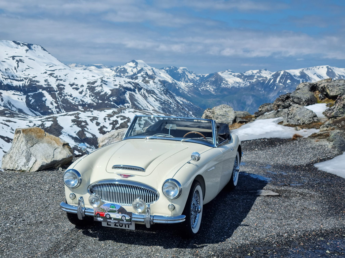 Front view of Robin and Elisabeth Lekang's Austin Healey 3000 BJ7