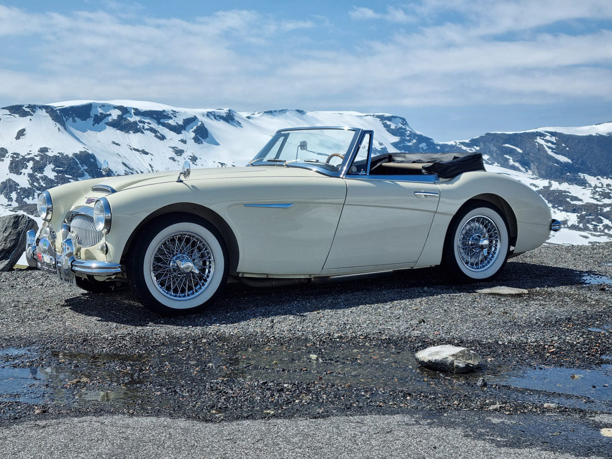 Side view of Robin and Elisabeth Lekang's Austin Healey 3000 BJ7 with white wall tyres