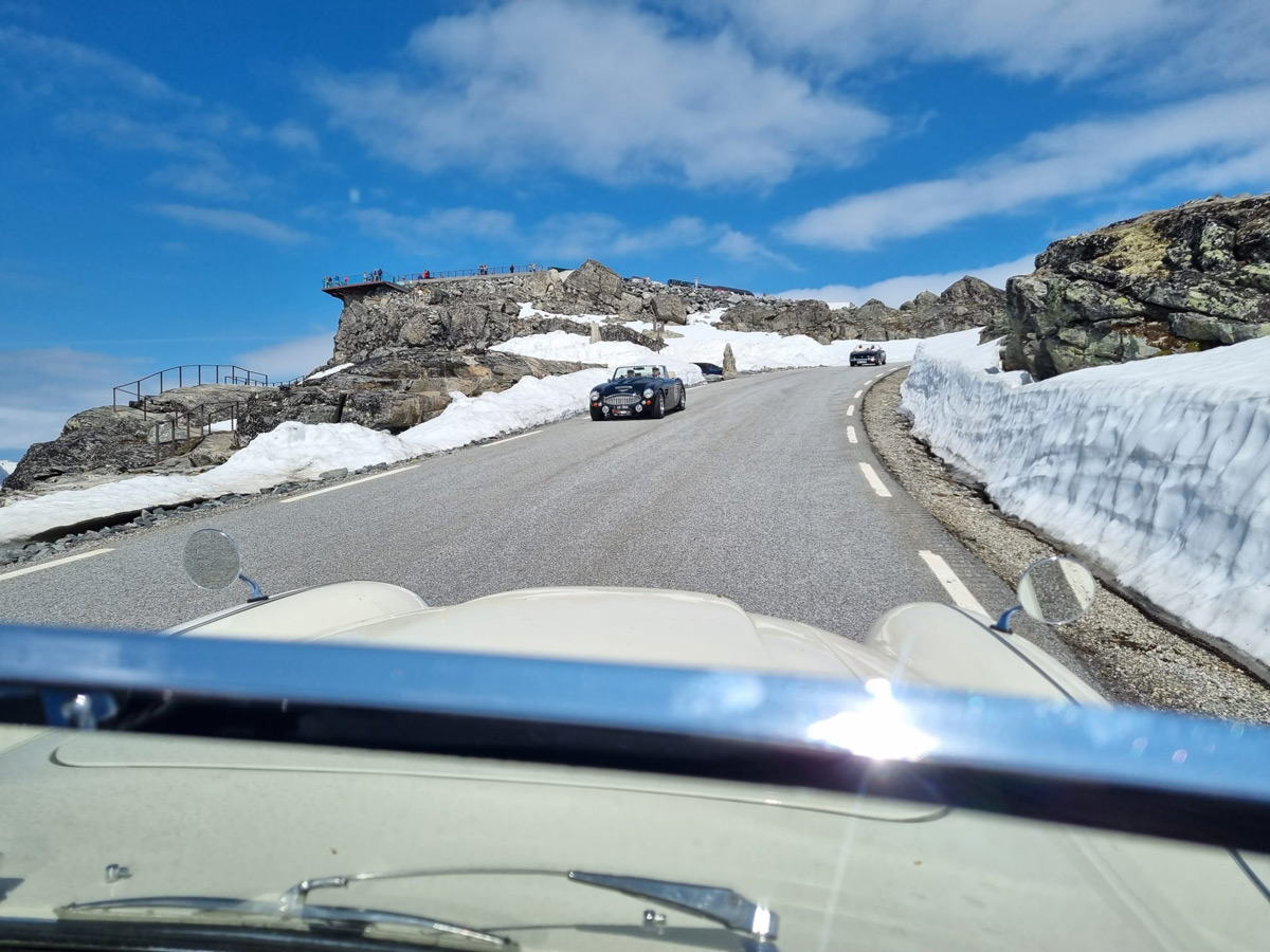 Meeting the other way - Scenic mountain drive in Norway in Robin and Elisabeth Lekang's Austin Healey 3000 BJ7 for EHM 2023