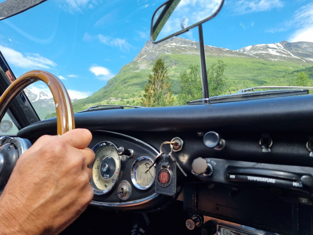 View of the mountains: Jon Hill and John Lee's drive in Robin and Elisabeth Lekang's Austin Healey 3000 BJ7 at EHM 2023