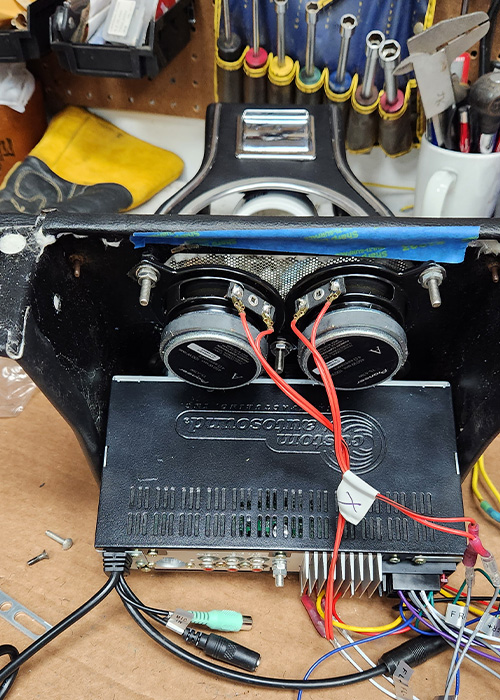 radio and speakers installed on the Austin Healey 3000 centre console