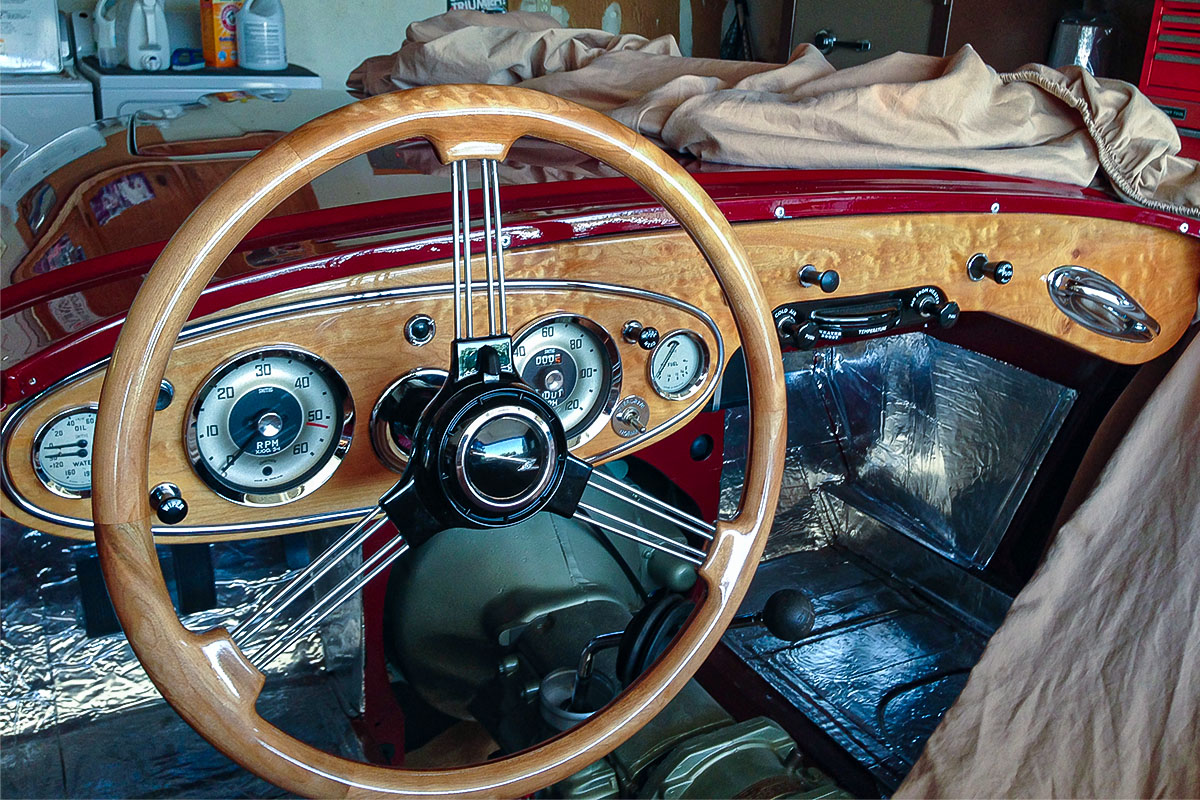 Matching ribbon maple steering wheel and dashboard fitted to Pete Davies' Austin Healey 3000